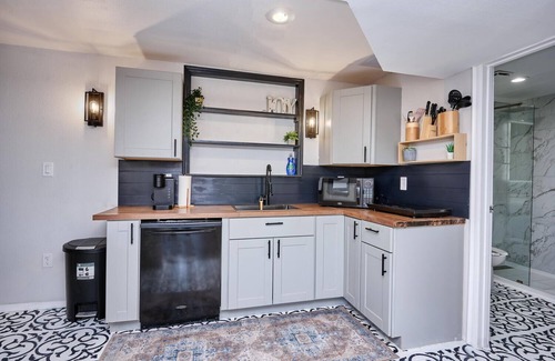 Aurora House | Stylish basement/apartment ideal for long stays