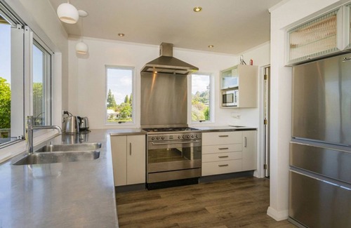 Hahei House | Stylish beach house comfort in commanding position
