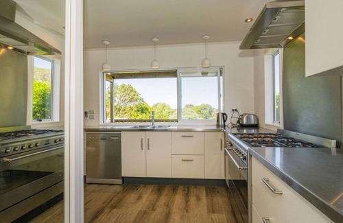Hahei House | Stylish beach house comfort in commanding position