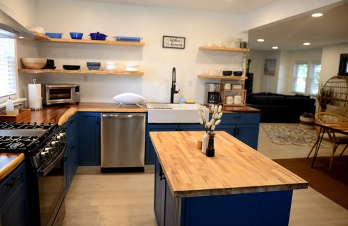 Willoughby Spit House | Stylish Beach House, Hot Tub, Pet-Friendly🐾
