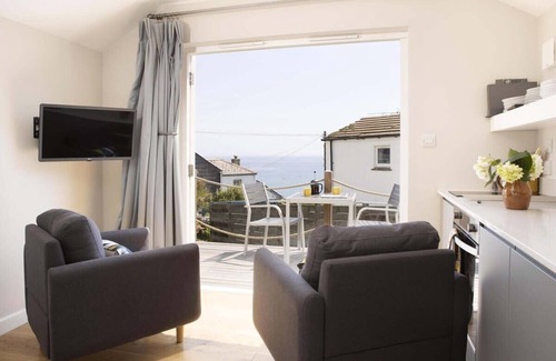 Gorran Haven House | Stylish Boatshed with Sea Views, Private Parking