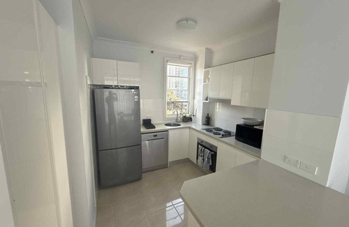 Woollahra Apartment | Stylish Bondi Junction Apartment with Iconic Harbour Views & Modern Comforts