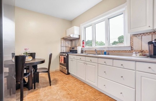 Lower Washington - Mount Hope House | Stylish Boston Getaway Near Arboretum & T Station!
