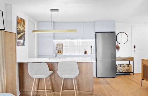 Pointe-Saint-Charles Apartment | Stylish brand new 2 bed, 2 bath Apartment in Griffintown.n31 night minimum.