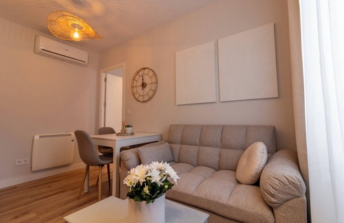 Navas Apartment | * Stylish Brand New Apt 5 guests A/C El Clot @22 District