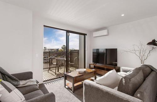 Addington Apartment | Stylish Brand New Sunny 3Bdrm 3Bth garage sleeps 6