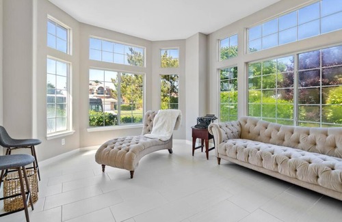 Lancaster House | Stylish & Bright ~ Huge Backyard ~ King Beds ~ Pkg