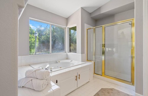 Lancaster House | Stylish & Bright ~ Huge Backyard ~ King Beds ~ Pkg