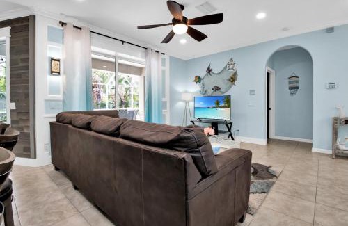 North Port House | Stylish & Bright Mins to Downtown Pool Parking