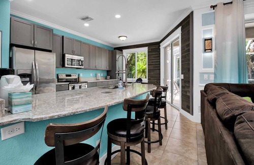 North Port House | Stylish & Bright, Mins to Downtown, Pool, Parking