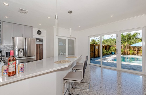 Poinsettia Heights House | Stylish & Bright ~ 5★ Location, Pool, Hot Tub, Pkg