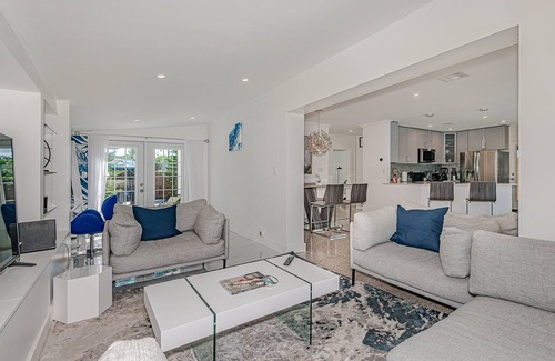 Poinsettia Heights House | Stylish & Bright ~ 5★ Location, Pool, Hot Tub, Pkg