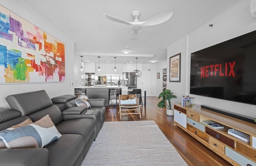 Brisbane Central Business District Apartment | Stylish Brisbane City Stay with BBQ, Pool & Gym