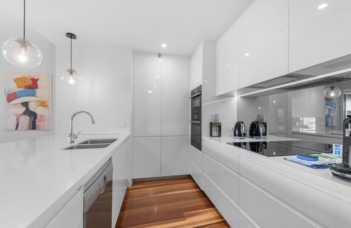 Brisbane Central Business District Apartment | Stylish Brisbane City Stay with BBQ, Pool & Gym