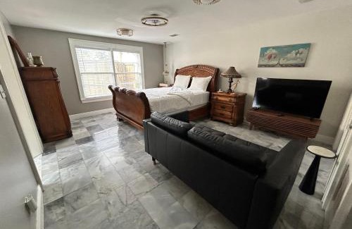 Avondale Apartment | Stylish Bungalow Near Dining, Parks & Entertainment