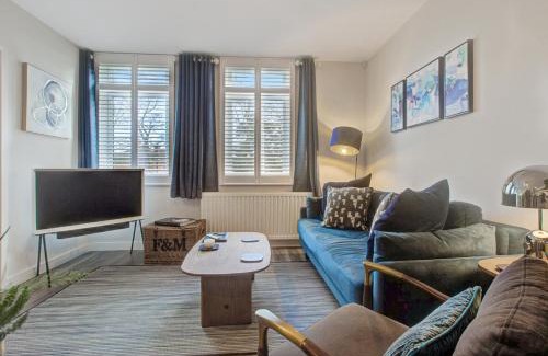 Rushmoor District Apartment | Stylish, business traveller friendly apartment, with free parking and Netflix