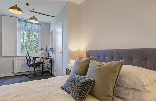 Rushmoor District Apartment | Stylish, business traveller friendly apartment, with free parking and Netflix
