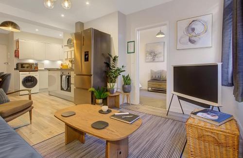 Rushmoor District Apartment | Stylish, business traveller friendly apartment, with free parking and Netflix