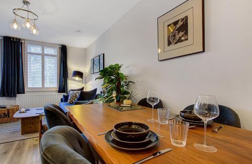Rushmoor District Apartment | Stylish, business traveller friendly apartment, with free parking and Netflix
