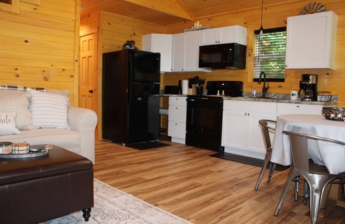 Jamestown Cabin | Stylish cabin 4mins away from Cumberland Lake!