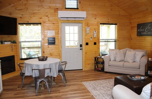 Jamestown Cabin | Stylish cabin 4mins away from Cumberland Lake!