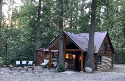 Sagle Cabin | Stylish Cabin in 12 Acres of Private Forest