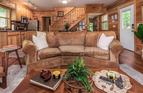 Burks Fork Cabin | Stylish Cabin near wineries & parkway