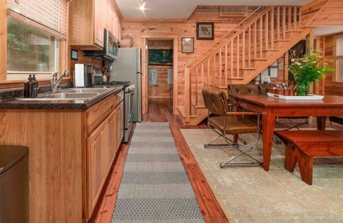 Burks Fork Cabin | Stylish Cabin near wineries & parkway