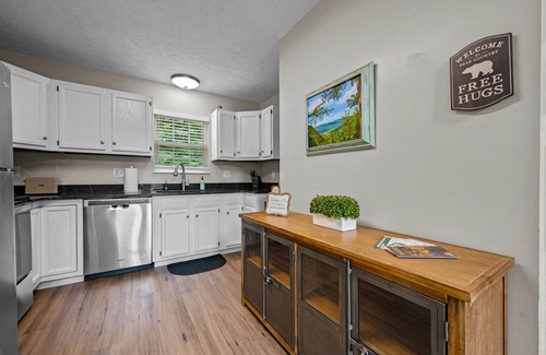 Gatlinburg - Pigeon Forge Cabin | Stylish cabin w/beautiful SUNRISE mountain view & hot tub, perfect location!