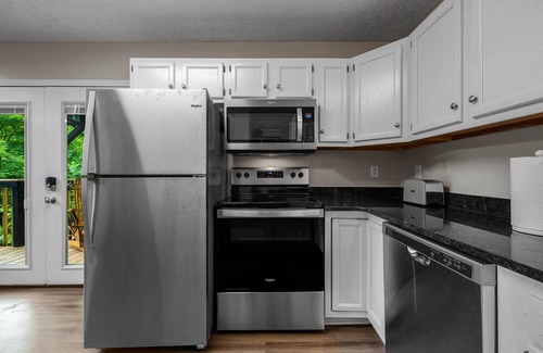 Gatlinburg - Pigeon Forge Cabin | Stylish cabin w/beautiful SUNRISE mountain view & hot tub, perfect location!