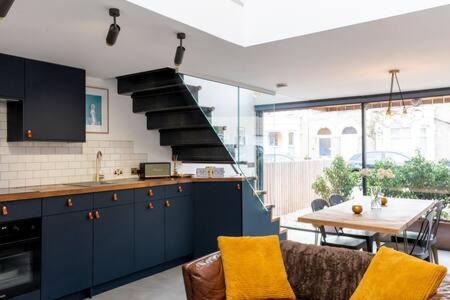 Cambridge House | Stylish Cambridge Home with free parking