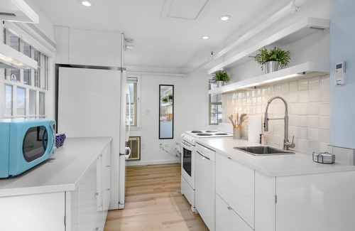 West Dennis Condo | Stylish Cape Retreat–6 Min to Beach-Private Balcony-Centrally located Mid Cape