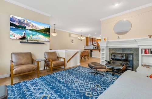 Broadway House | Stylish Capitol Hill Townhome with Free Parking!
