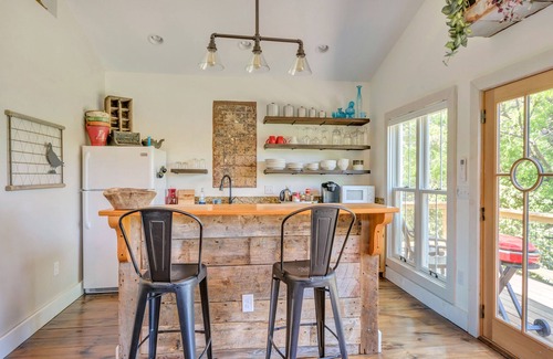 Wayland Park Cottage | Stylish Carriage House Suite near downtown Crozet