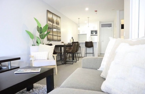 Mount Maunganui Condo | Stylish Central Escape | Walk to Beach & Cafés