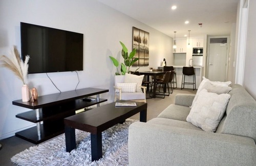 Mount Maunganui Condo | Stylish Central Escape | Walk to Beach & Cafés