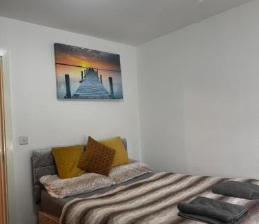 Oadby House | Stylish Central Home Sleeps 5 Free Parking & Patio