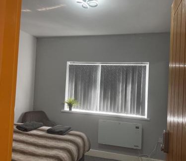 Oadby House | Stylish Central Home Sleeps 5 Free Parking & Patio