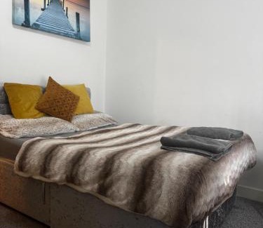 Oadby House | Stylish Central Home Sleeps 5 Free Parking & Patio