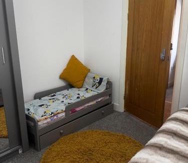 Oadby House | Stylish Central Home Sleeps 5 Free Parking & Patio