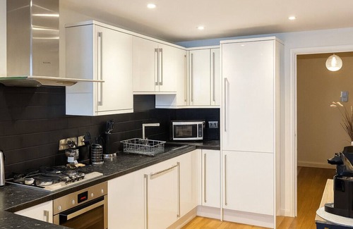 Windsor City Centre Apartment | Stylish Central Windsor 2 Bed, Free Parking, 300m to Castle!