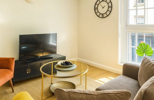Windsor City Centre Apartment | Stylish Central Windsor 2 Bed, Free Parking, 300m to Castle!