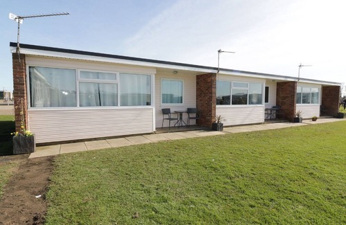 Great Yarmouth Ski Chalet | Stylish Chalet Complex 5 min stroll to Scratby Beach/convenient for the Broads