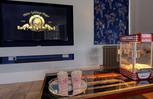 Bray on Thames House | Stylish character home with hot tub and games room, 5 minutes from Windsor