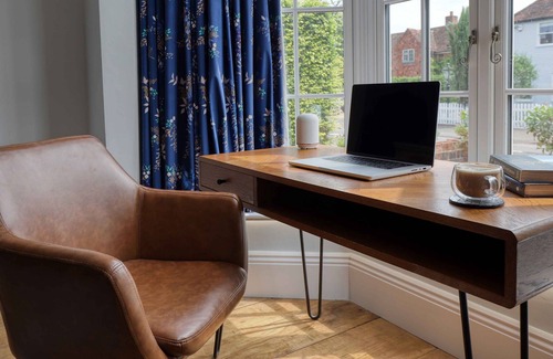 Bray on Thames House | Stylish character home with hot tub and games room, 5 minutes from Windsor