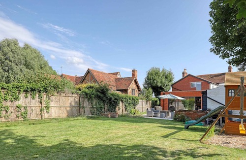 Bray on Thames House | Stylish character home with hot tub and games room, 5 minutes from Windsor