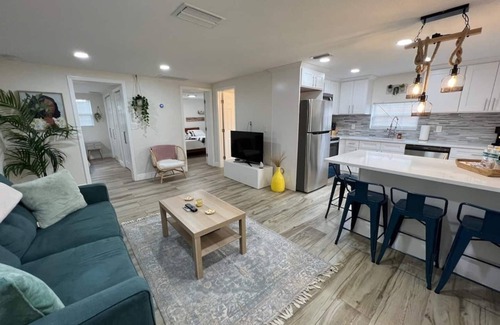East Tampa House | Stylish Chic King Bed Ybor DT