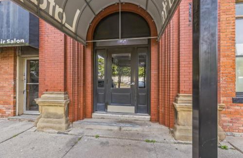 Detroit Apartment | Stylish Chic Retreat at Lafayette Lofts apts