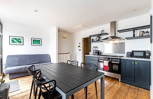 Chiswick Apartment | Stylish Chiswick Apartment with a Private Terrace