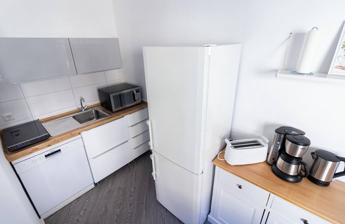Vahrenwald-List Apartment | Stylish City Apartment at Lister Platz - Central, Quiet, Families-Friendly